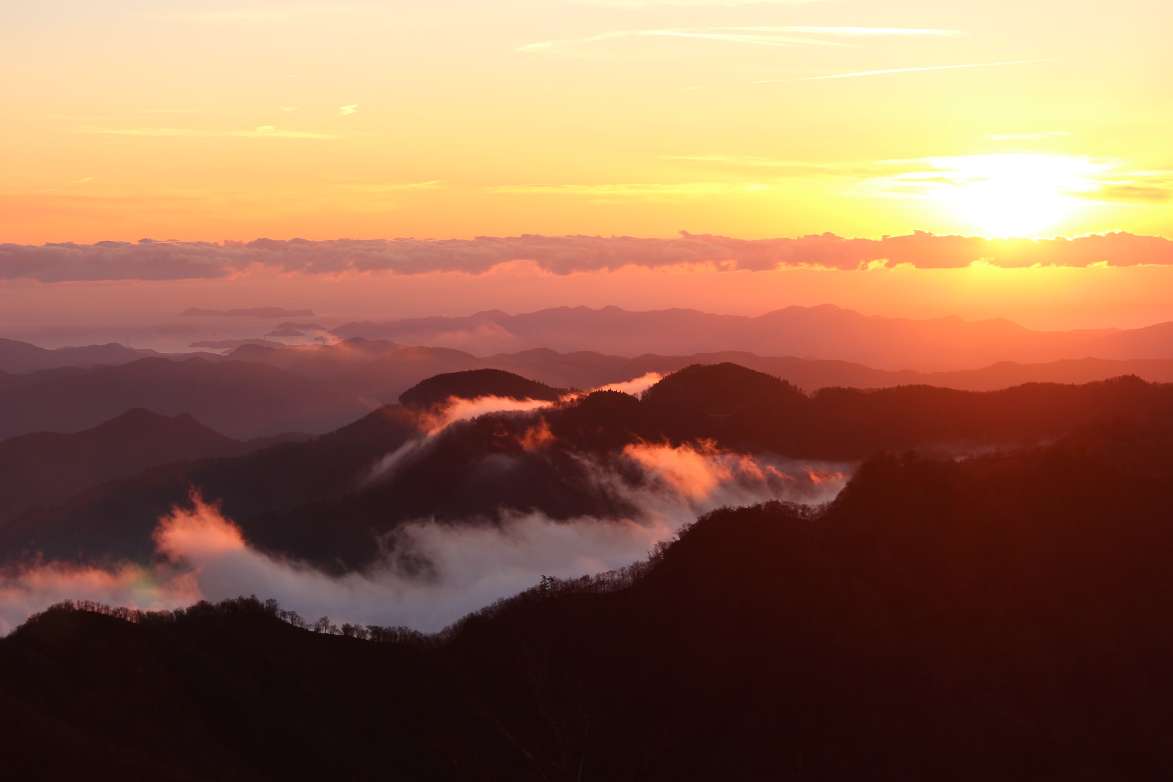 朝日に照らされた山並み